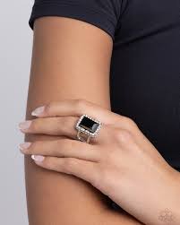 Paparazzi - Glamorously Glitzy - Black