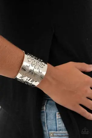 Paparazzi - Get Your Bloom On - silver