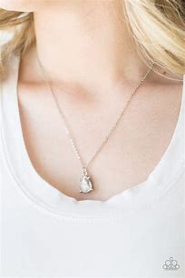 Paparazzi Classy Classicist - white