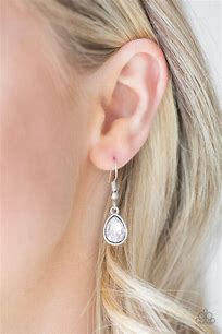 Paparazzi Classy Classicist - white