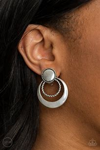 Paparazzi Refined Ruffles (silver/clip-on)